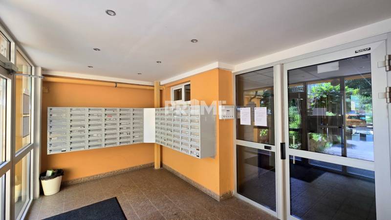 Predaj 3i byt, nepriechodné izby, Osuského ul., BA - Petržalka - Háje - Vstupná hala paneláku s poštovými schránkami na Osuského ulici v Bratislave - Petržalke.
