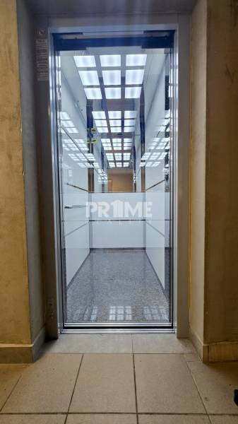 Predaj 3i byt, nepriechodné izby, Osuského ul., BA - Petržalka - Háje - Osvetlený interiér výťahu v 3-izbovom byte s presklenými stenami a dlaždicovou podlahou.