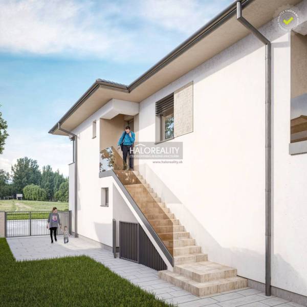 Predaj, trojizbový byt Lužianky, Jaseňová ulica, na ... - Exteriér 3-izbového bytu v Lužiankach s prístupovým schodiskom a upraveným trávnikom.