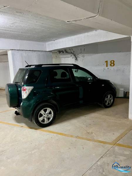 Sarandë - zariadený apartmán, výhľad na more, garážové státie - Auto zaparkované v garáži na parkovacom mieste číslo 18.