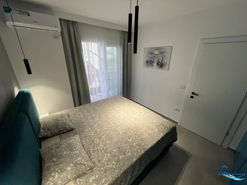 Sarandë - zariadený apartmán, výhľad na more, garážové státie - Rekreačný apartmán s pohodlnou posteľou, klimatizáciou a balkónovými dverami s výhľadom.