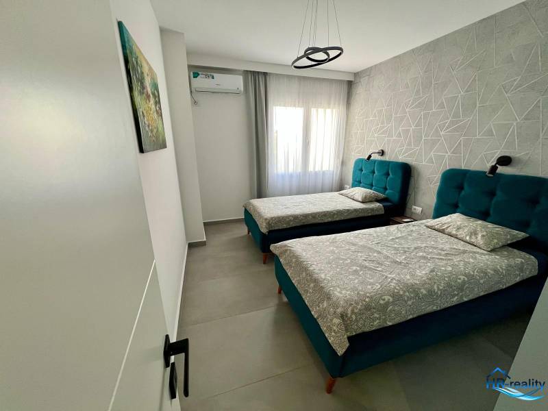 Sarandë - zariadený apartmán, výhľad na more, garážové státie - Dvojlôžková izba s čalúnenými posteľami v Rekreačnom apartmáne.