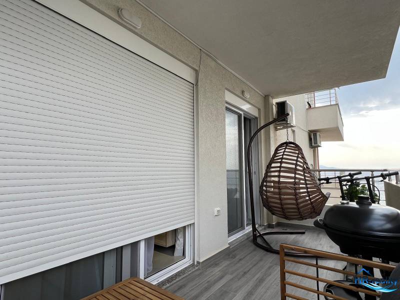 Sarandë - zariadený apartmán, výhľad na more, garážové státie - Balkón s nástennými roletami, závesným košom, grilom a výhľadom, rekreačný apartmán Sarandë.