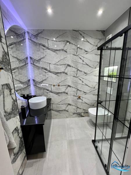 Sarandë - zariadený apartmán, výhľad na more, garážové státie - Kúpeľňa v rekreačnom apartmáne s dizajnovým umývadlom a sprchovacím kútom.
