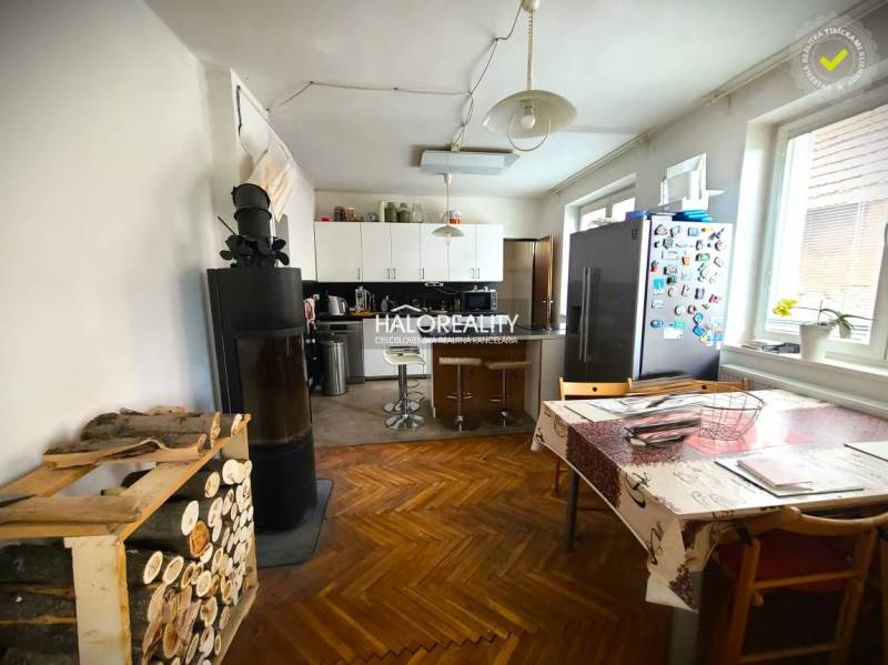 Predaj, rodinný dom Žilina, Budatín - Kuchyňa rodinného domu so sporákom, jedálenským stolom a chladničkou na farebnej podlahe.