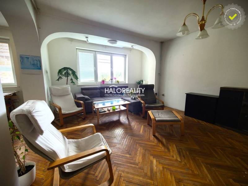 Predaj, rodinný dom Žilina, Budatín - Obývacia izba v rodinnom dome s kreslami a hnedou pohovkou.