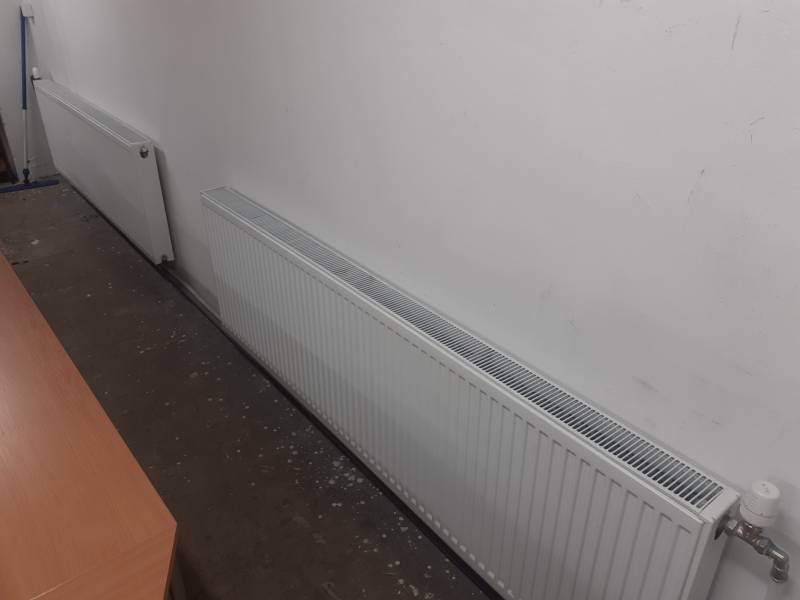 Prenájom skladu 150 m2 pri Zlatých pieskoch na Studenej ul. - Radiátory umiestnené v sklade a hale, pri stene s betónovou podlahou.
