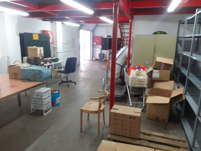 Prenájom skladu 150 m2 pri Zlatých pieskoch na Studenej ul. - Interiér skladov a hál s krabicami, stolom a regálmi.