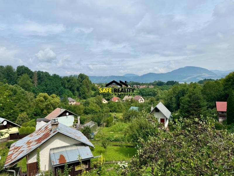 Záhradná chatka - Mojšova Lúčka, Žilina - Vidiecka chata v Mojši obklopená zeleňou a kopcami pod modrou oblohou.