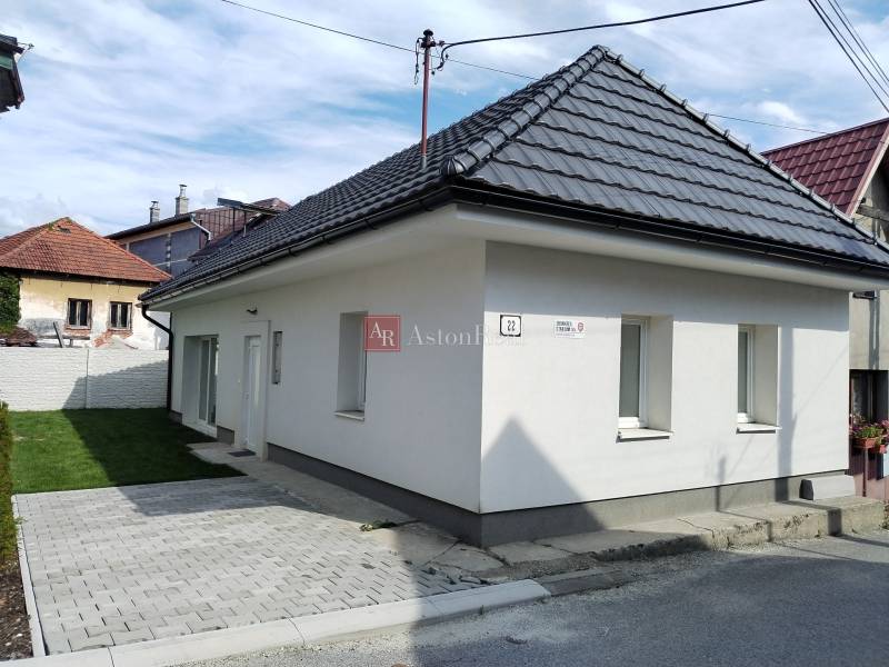 Predaj:2-izbový RODINNÝ DOM s pozemkom 173 m2, Turč. Kľačany - Rodinný dom v Turč. Kľačanoch, Martin, so svetlou omietkou, dlaždeným chodníkom a malým trávnikom.