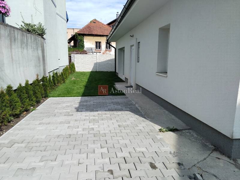 Predaj:2-izbový RODINNÝ DOM s pozemkom 173 m2, Turč. Kľačany - Rodinný dom na ulici Turč. Kľačany v Martine s vyloženou terasou a trávnikom.