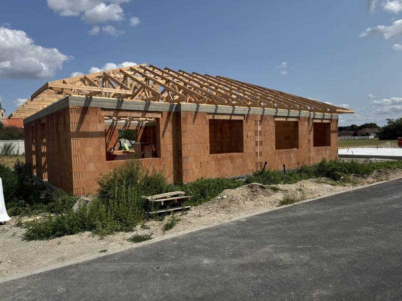 Aw-real ponúka na predaj 3-izbový rodinný dom(dvojdom) - Výstavba rodinného domu v Hornom Bare s keramickými tehlami a drevenou krovou.