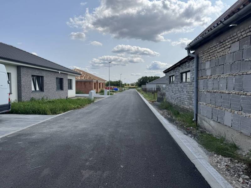 Aw-real ponúka na predaj 3-izbový rodinný dom(dvojdom) - Rodinné domy so stavbou a asfaltovou cestou v Hornom Bare pod oblačnou oblohou.