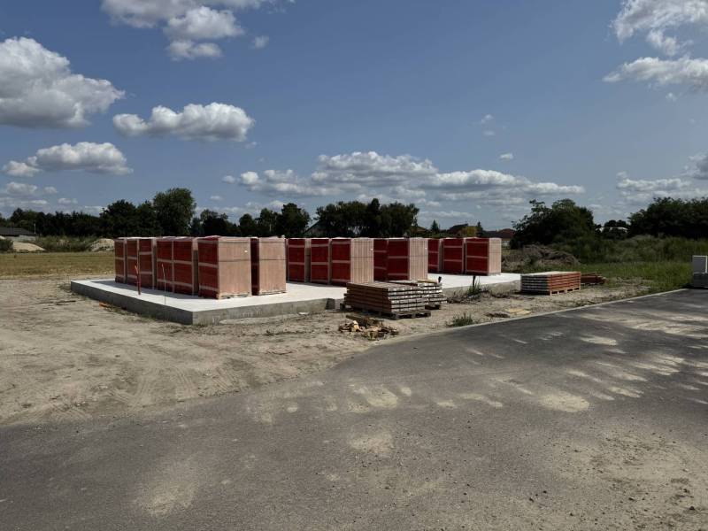 Aw-real ponúka na predaj 3-izbový rodinný dom(dvojdom) - Základy rodinného domu v Hornom Bare na otvorenom stavebnom pozemku s materiálom.