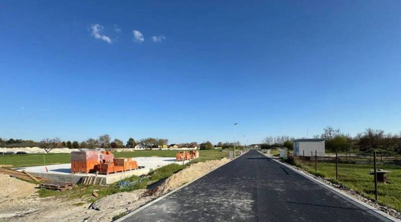 Aw-real ponúka na predaj 3-izbový rodinný dom(dvojdom) - Stavenisko rodinného domu v Hornom Bare s tehlami a novou asfaltovou cestou.