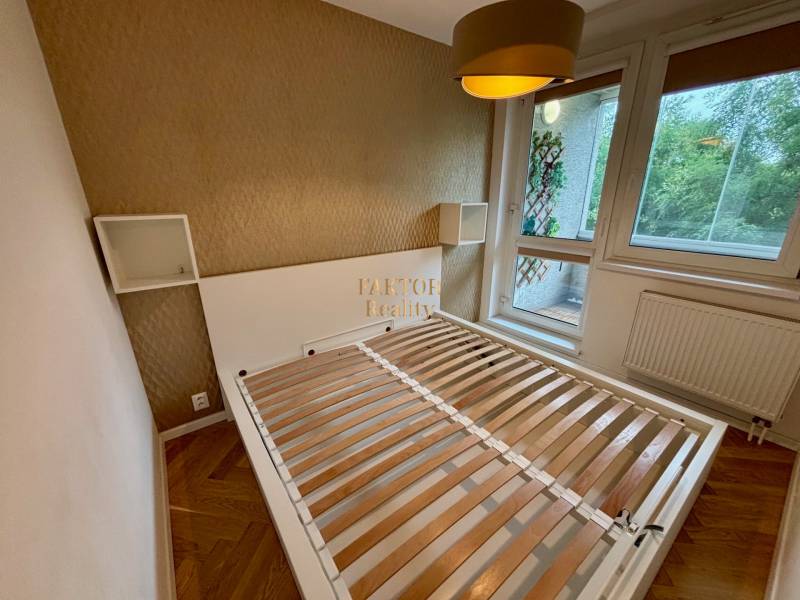 Kompletne zrekonštruovaný a premyslene zariadený byt pre tých, ktorí h - Spálňa v 2-izbovom byte s posteľou, tapetou, oknom a francúzskym balkónom.