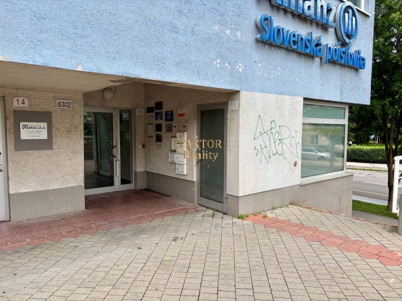 Kompletne zrekonštruovaný a premyslene zariadený byt pre tých, ktorí h - Vstup do budovy na Námestí Martina Benku v Bratislave, 2-izbový byt.