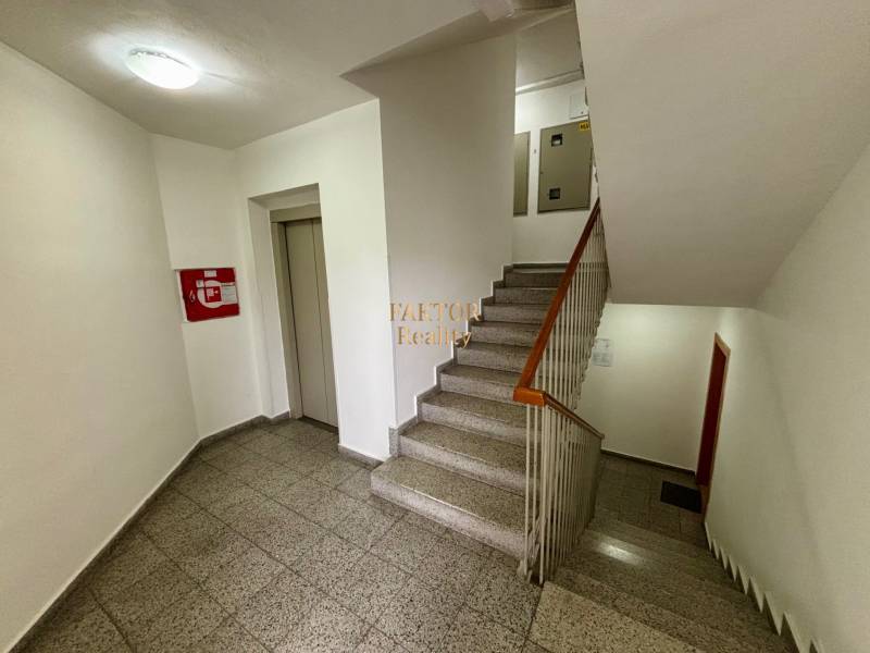 Kompletne zrekonštruovaný a premyslene zariadený byt pre tých, ktorí h - Schodisko s výťahom a protipožiarnymi dverami v 2-izbovom byte.