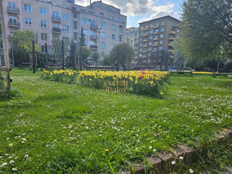 Kompletne zrekonštruovaný a premyslene zariadený byt pre tých, ktorí h - Kvetinová záhrada a ihrisko obklopené bytovkami na Námestí Martina Benku v Bratislave.