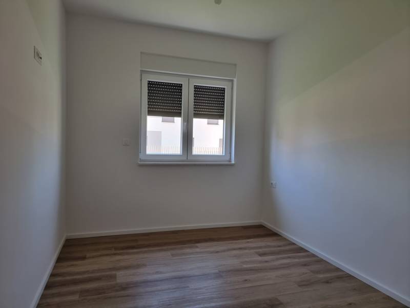 CHORVÁTSKO - Pekné apartmány 350m od pláže (S1) - VODICE - Izba 4-izbového bytu s drevenou podlahou, bielymi stenami a oknom.