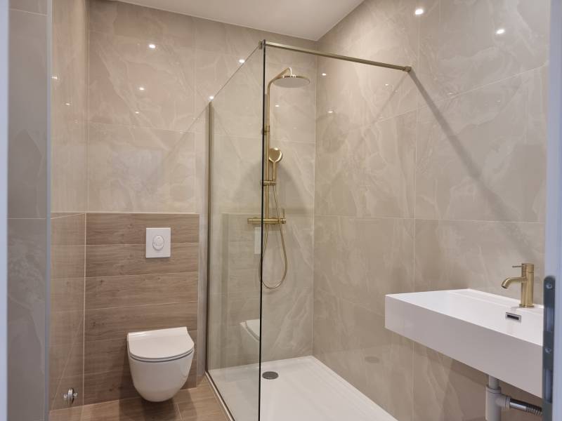 CHORVÁTSKO - Pekné apartmány 350m od pláže (S1) - VODICE - Kúpeľňa v 4-izbovom byte so sprchou, záchodom a umývadlom, svetlé obklady.