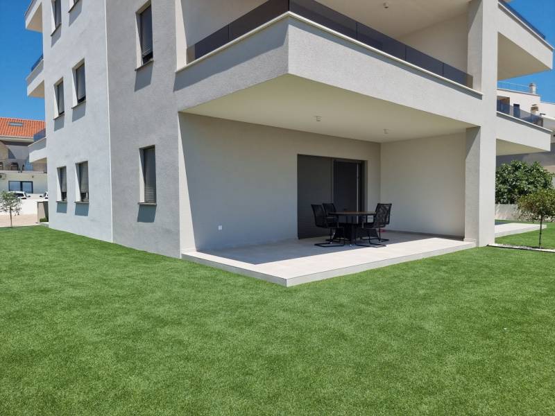 CHORVÁTSKO - Pekné apartmány 350m od pláže (S1) - VODICE - Exteriér 4-izbového bytu v Vodiciach s modernou terasou a zeleným trávnikom.