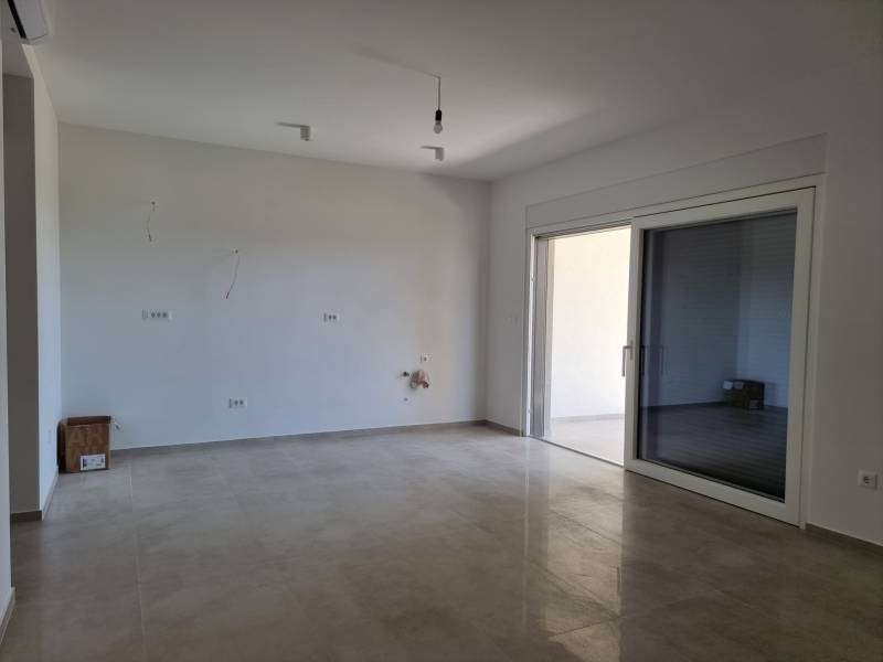 CHORVÁTSKO - Pekné apartmány 350m od pláže (S1) - VODICE - Priestranný interiér nového 4-izbového bytu s veľkými sklenenými dverami a dlažbou.