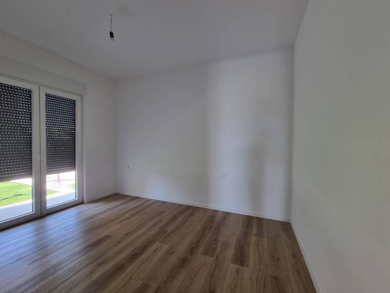 CHORVÁTSKO - Pekné apartmány 350m od pláže (S1) - VODICE - Prázdna miestnosť s drevenou podlahou a balkónovými dverami v 4-izbovom byte.