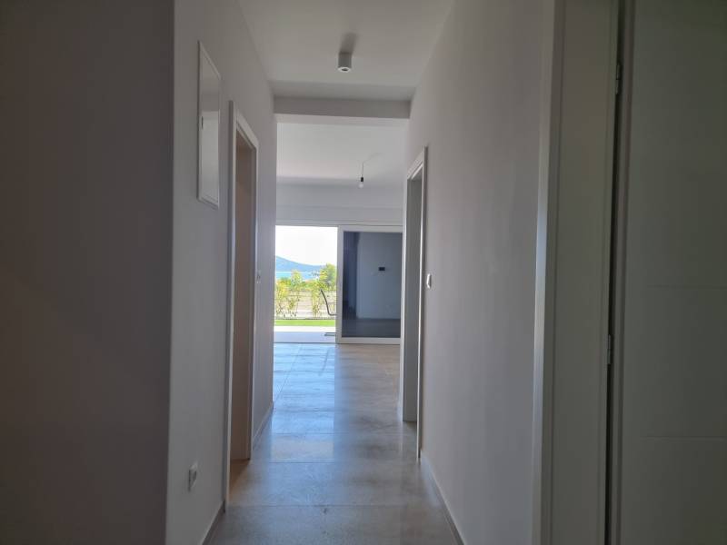 CHORVÁTSKO - Pekné apartmány 350m od pláže (S1) - VODICE - Chodba v 4-izbovom byte s výhľadom na exteriér a zeleň.