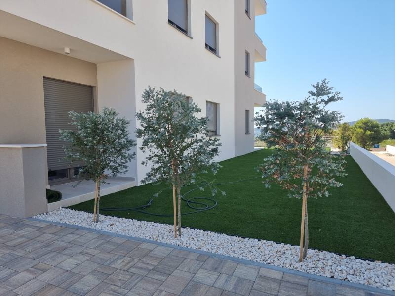 CHORVÁTSKO - Pekné apartmány 350m od pláže (S1) - VODICE - Exteriér 4-izbového bytu vo Vodici, elegantná záhrada so stromami a trávnikom.