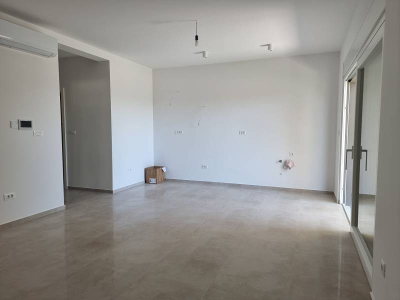 CHORVÁTSKO - Pekné apartmány 350m od pláže (S1) - VODICE - Priestranná obývacia miestnosť v 4-izbovom byte s keramickou podlahou a bielymi stenami.