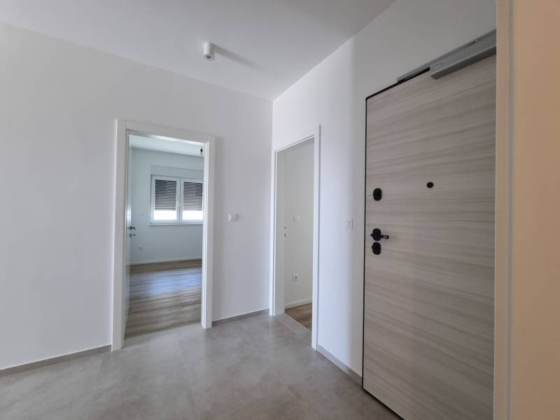 CHORVÁTSKO - Pekné apartmány 350m od pláže (S1) - VODICE - Vstupná chodba v 4-izbovom byte s drevenými dverami a dlažbou.