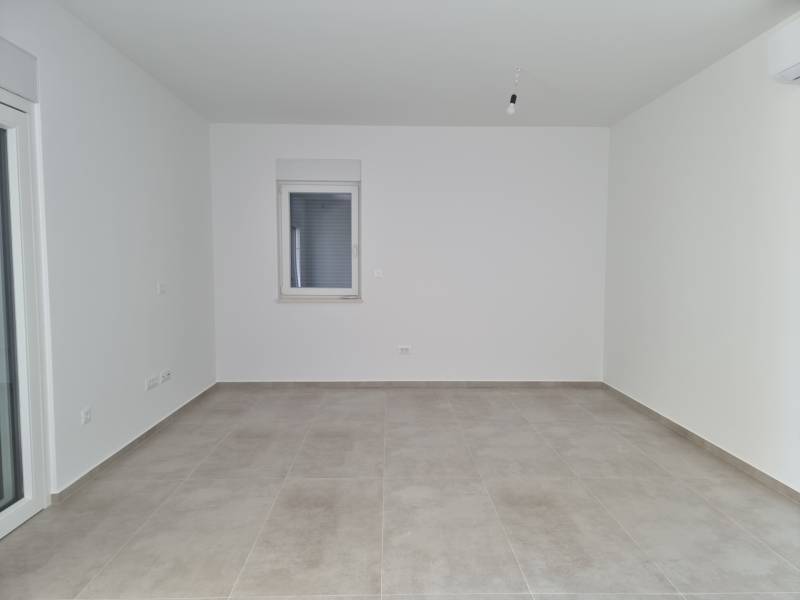 CHORVÁTSKO - Pekné apartmány 350m od pláže (S1) - VODICE - Prázdna izba vo 4-izbovom byte s dlažbou a oknom.