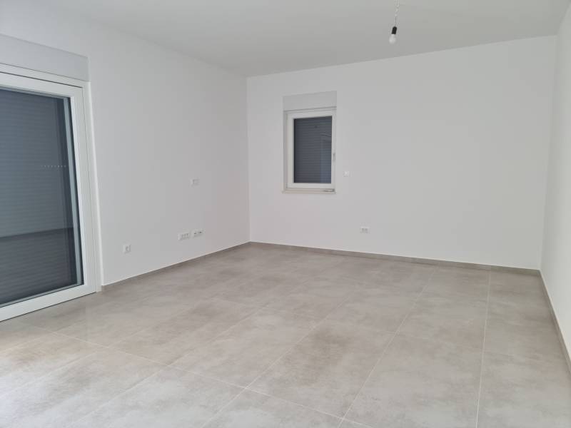 CHORVÁTSKO - Pekné apartmány 350m od pláže (S1) - VODICE - Prázdna izba so svetlými stenami a dlažbou v 4-izbovom byte.