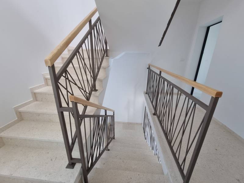 CHORVÁTSKO - Pekné apartmány 350m od pláže (S3) - VODICE - Schodisko s kovovým zábradlím v 4-izbovom byte.