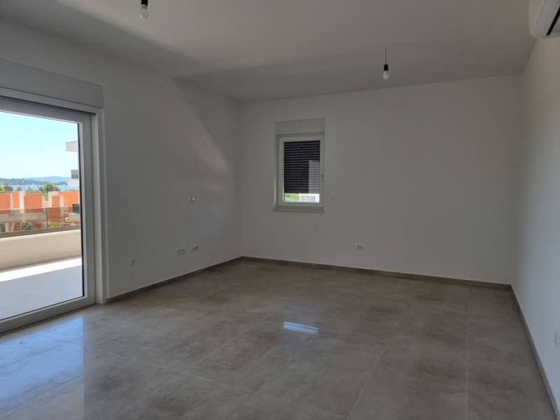 CHORVÁTSKO - Pekné apartmány 350m od pláže (S3) - VODICE - Priestranná izba 4-izbového bytu s výhľadom do exteriéru cez balkónové dvere.
