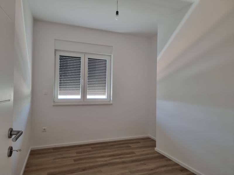 CHORVÁTSKO - Pekné apartmány 350m od pláže (S3) - VODICE - Interiér 4-izbového bytu s drevenou podlahou a zatiahnutými žalúziami na okne.