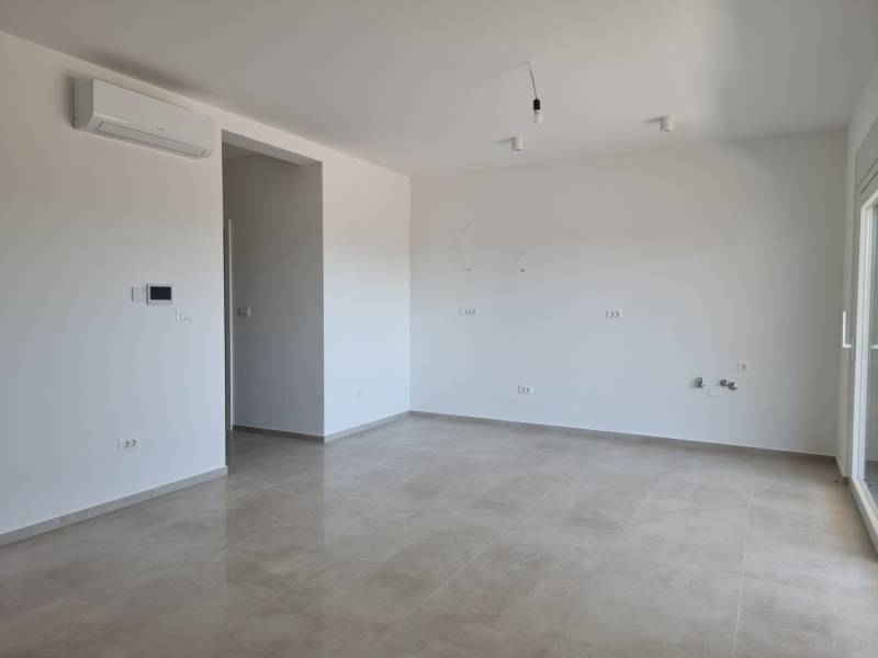 CHORVÁTSKO - Pekné apartmány 350m od pláže (S3) - VODICE - Priestranná miestnosť v 4-izbovom byte s dlažbou a klimatizáciou.