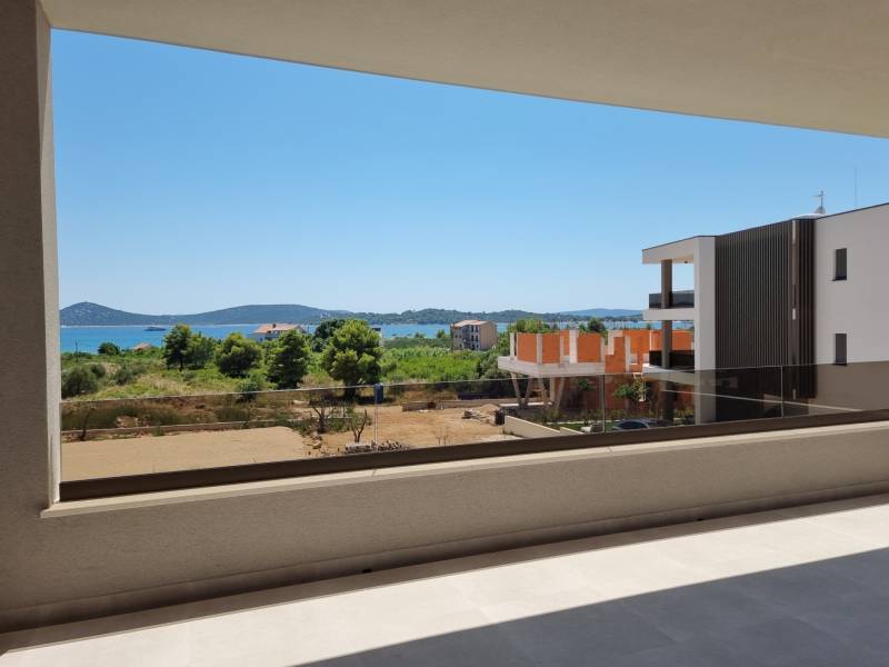 CHORVÁTSKO - Pekné apartmány 350m od pláže (S3) - VODICE - Výhľad z 4-izbového bytu vo Vodiciach na more a okolie.