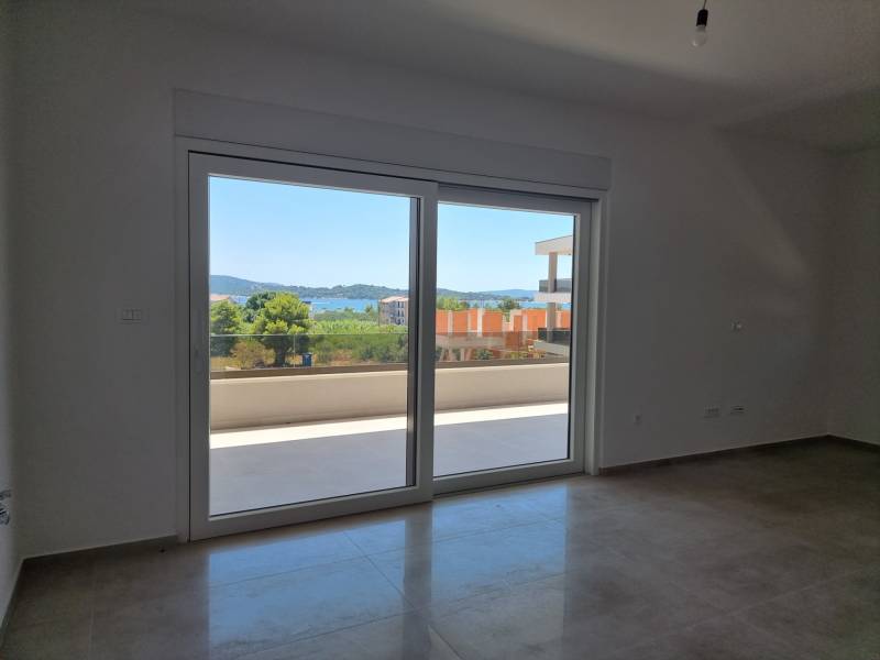 CHORVÁTSKO - Pekné apartmány 350m od pláže (S3) - VODICE - Izba vo 4-izbovom byte s výhľadom na terasu a prírodu.