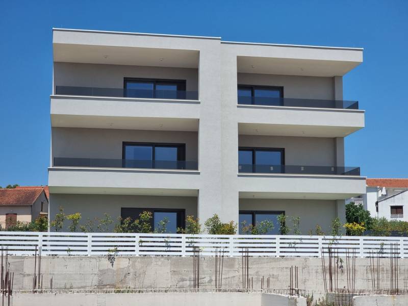 CHORVÁTSKO - Pekné apartmány 350m od pláže (S3) - VODICE - Bytový dom v meste Vodice s tromi poschodiami a presklenými balkónmi.