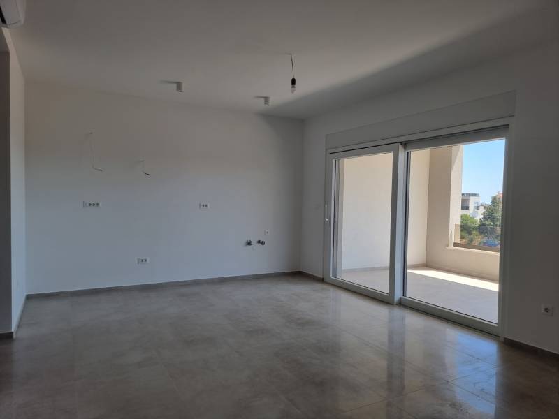 CHORVÁTSKO - Pekné apartmány 350m od pláže (S3) - VODICE - Priestranná miestnosť v 4-izbovom byte s veľkými oknami a balkónom.