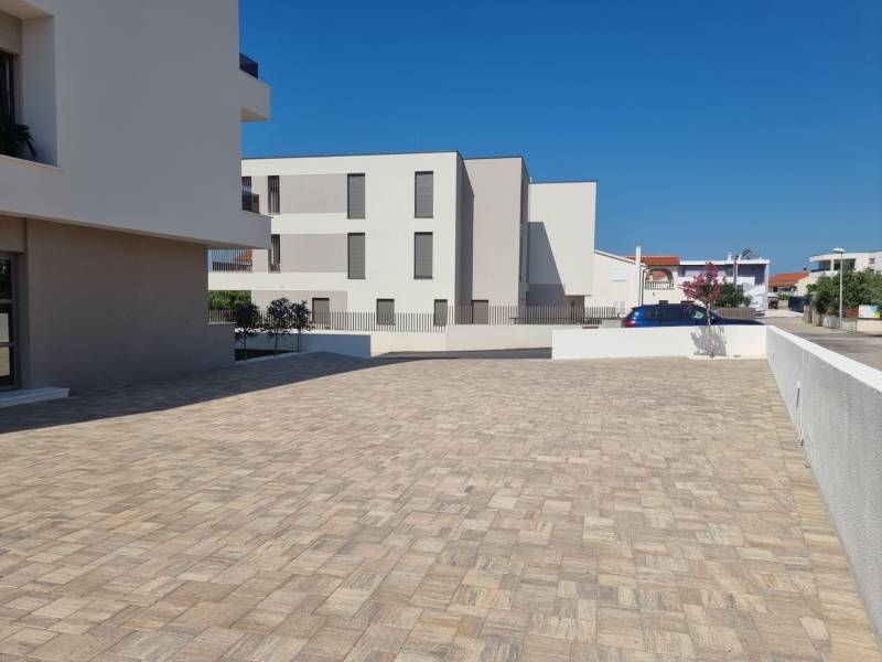 CHORVÁTSKO - Pekné apartmány 350m od pláže (S3) - VODICE - Parkovisko pri 4-izbovom byte v meste Vodice so spevneným povrchom a čistou architektúrou.