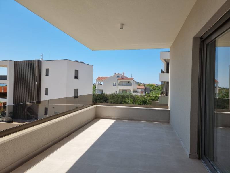 CHORVÁTSKO - Pekné apartmány 350m od pláže (S3) - VODICE - Balkón s výhľadom na susedné budovy vo Vodiciach ponúka priestor na oddych.