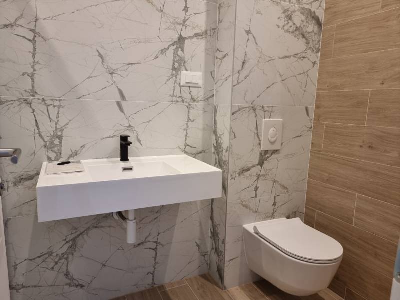 CHORVÁTSKO - Pekné apartmány 350m od pláže (S3) - VODICE - Kúpeľňa so závesným WC, keramickým umývadlom a mramorovými obkladačkami v 4-izbovom byte.
