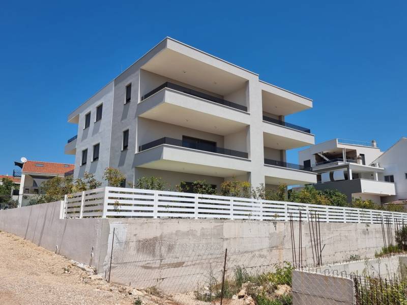 CHORVÁTSKO - Pekné apartmány 350m od pláže (S3) - VODICE - Exteriér 4-izbového bytu v meste Vodice ukazuje modernú novú budovu.