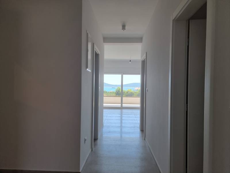 CHORVÁTSKO - Pekné apartmány 350m od pláže (S3) - VODICE - Kúpeľňa v 4-izbovom byte s chodbou a výhľadom na balkón.