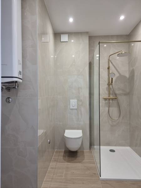CHORVÁTSKO - Pekné apartmány 350m od pláže (S3) - VODICE - Kúpeľňa v 4-izbovom byte s toaletou, sprchou a hladkými dlaždicami.