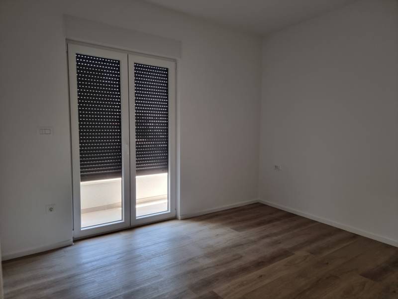 CHORVÁTSKO - Pekné apartmány 350m od pláže (S3) - VODICE - Izba so zatiahnutými žalúziami a plávajúcou podlahou v 4-izbovom byte.