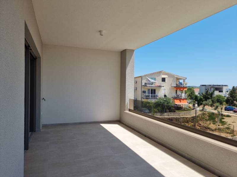 CHORVÁTSKO - Pekné apartmány 350m od pláže (S3) - VODICE - Balkón v 4-izbovom byte vo Vodiciach s výhľadom na okolité budovy a zeleň.